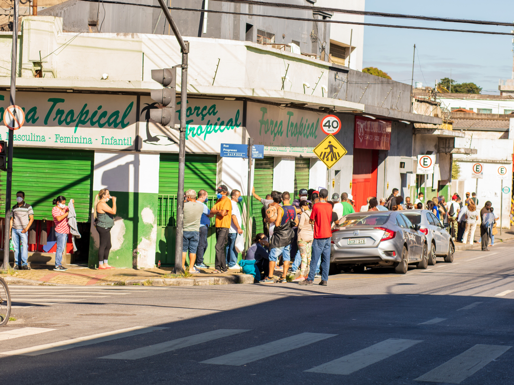 Longa fila em um banco de Minas Gerais