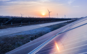 Placas de energia solar e hélices eólicas representando energias renováveis