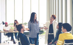 A amizade no trabalho desempenha um papel fundamental para as relações interpessoais dentro de uma empresa, mesmo que a busca por parcerias não seja o foco principal.